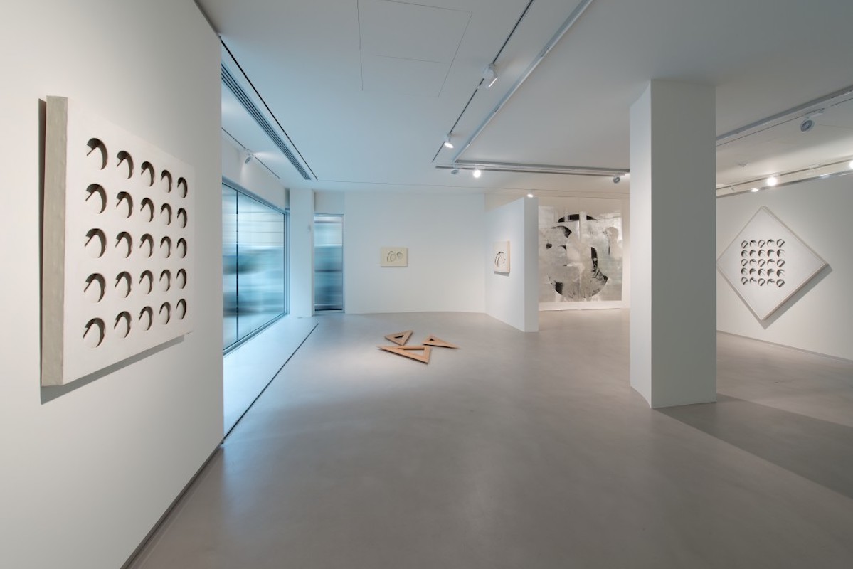 "Paolo Scheggi - Lucy Skaer", a cura di Eva Fabbris, 2014, Cortesi Gallery, Lugano, foto di Carlo Pedroli.