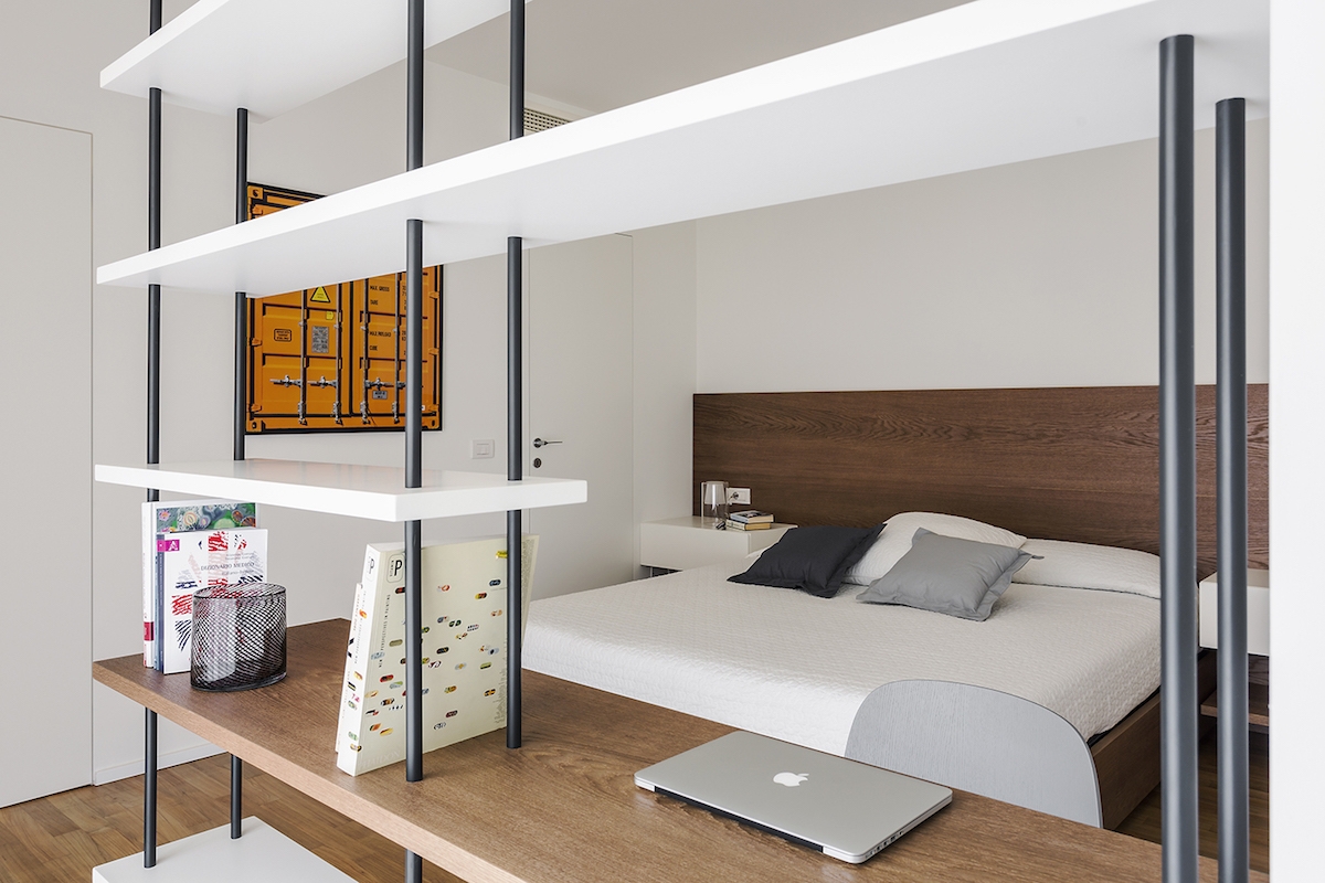 Interno di un appartamento a Milano, progetto Nomade Architettura, consulenza artistica Vera Canevazzi, opera di Thomas Eigel, foto Simone Furiosi.
