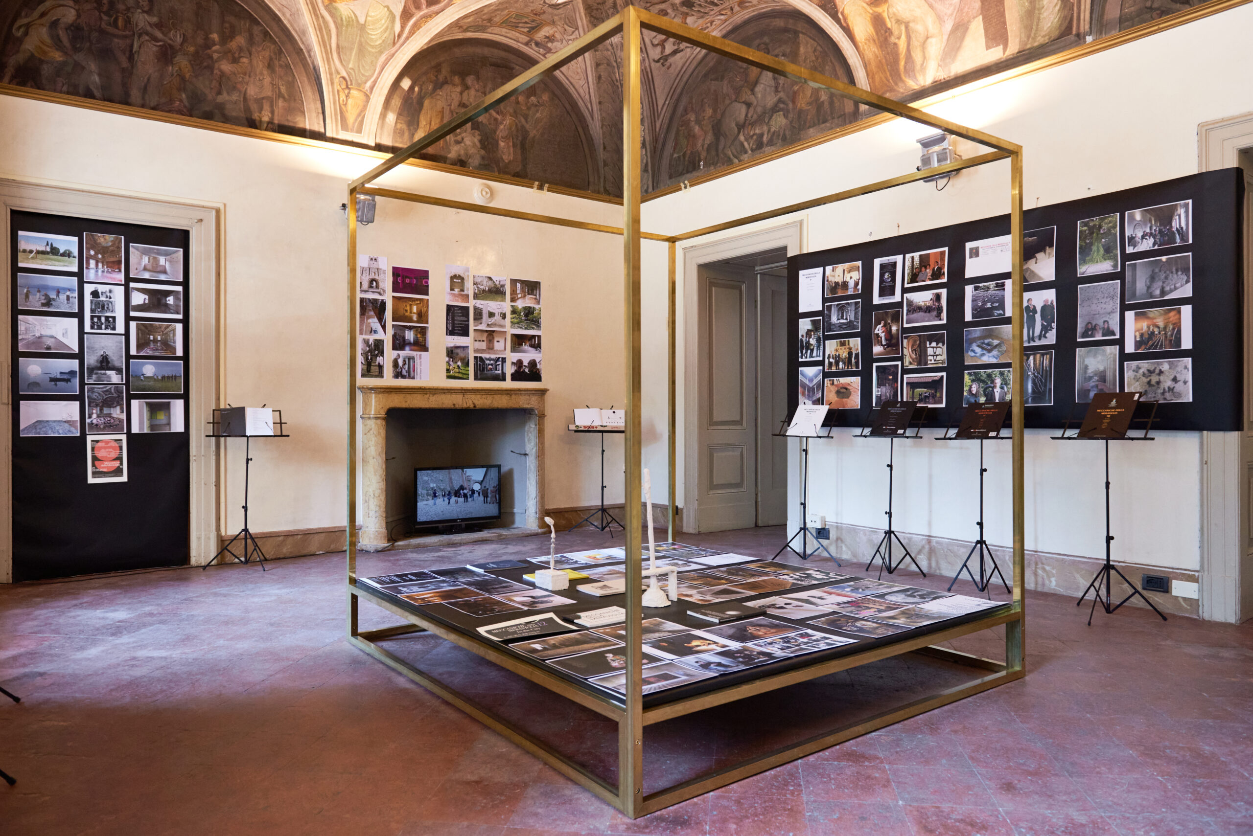Installation view - documentazione d'archivio e cataloghi delle mostre promosse negli ultimi vent'anni da Meccaniche della Meraviglia